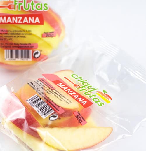 Manzana cortada en bolsas individuales