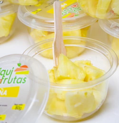 Vasito de 80 gramos de piña a dados