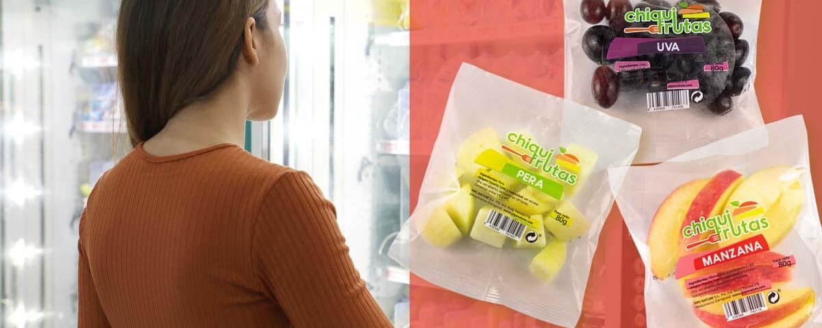 Fruta natural envasada en máquina de vending de una oficina moderna