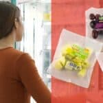 Fruta natural envasada en máquina de vending de una oficina moderna