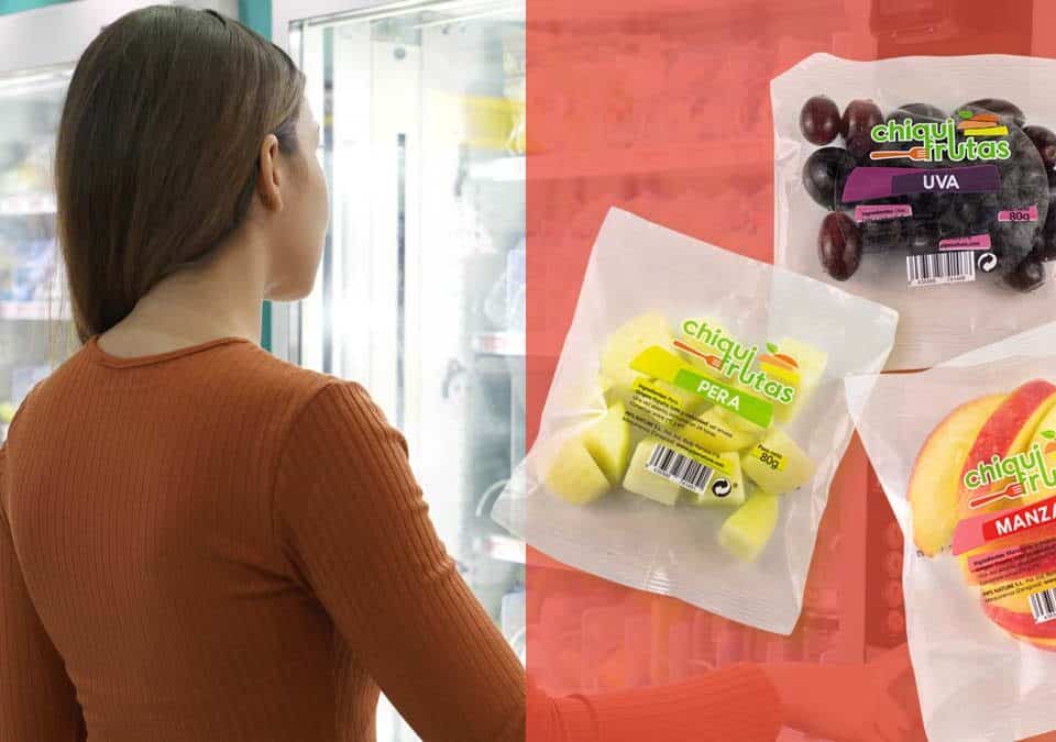 Fruta natural envasada en máquina de vending de una oficina moderna