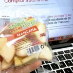 fruta en porciones individuales como snack saludable en la oficina