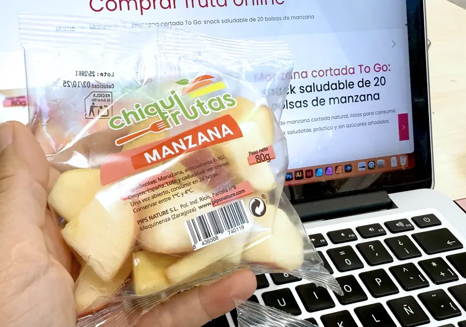 fruta en porciones individuales como snack saludable en la oficina
